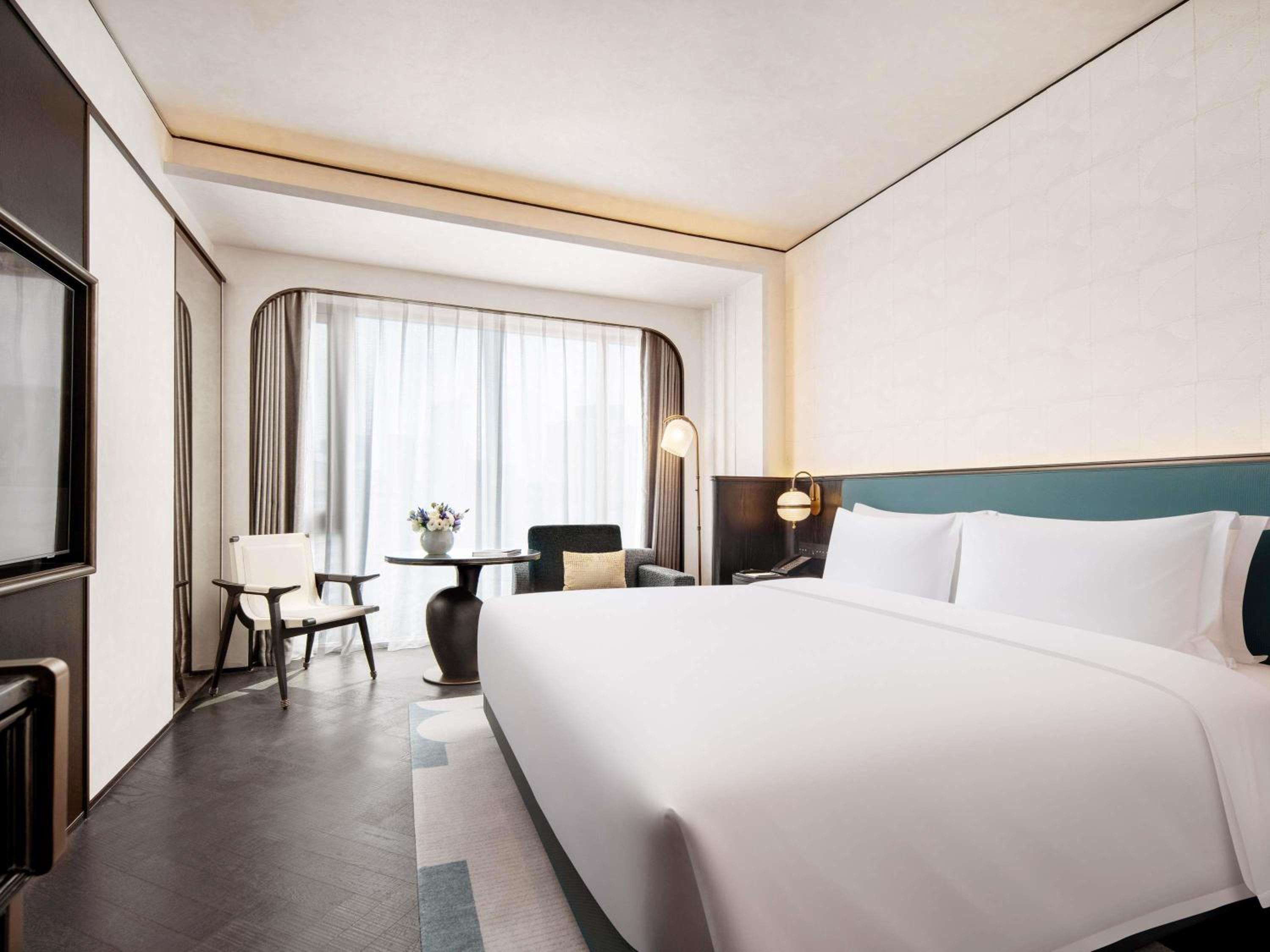 CLUB, LUXURY, KING BED, CITY VIEW