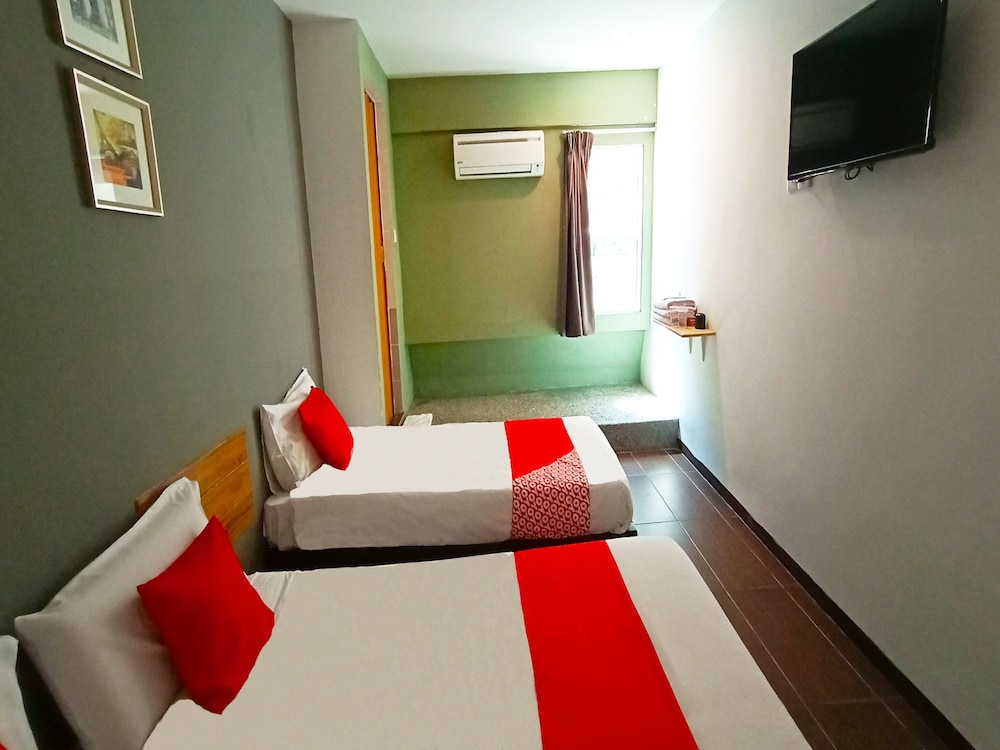 OYO 89465 Golden Lounge 13/20