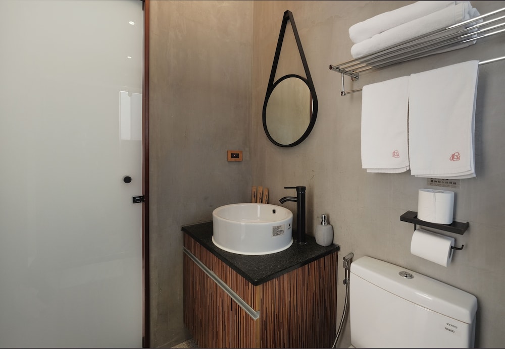 JOURNEY HOSTEL 64/68