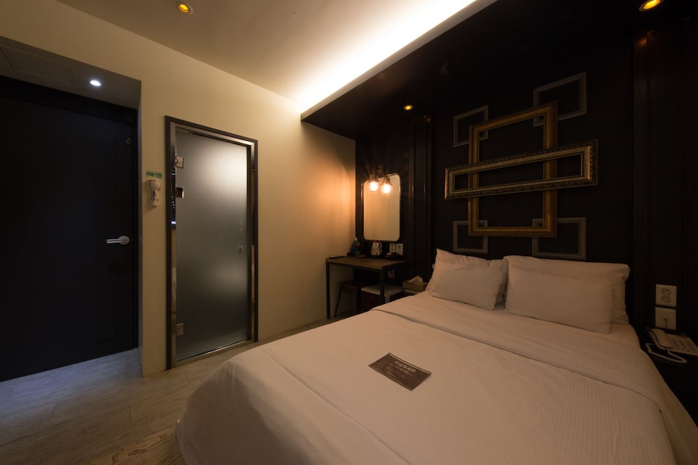 Achasan Station Wall Hotel 8/28