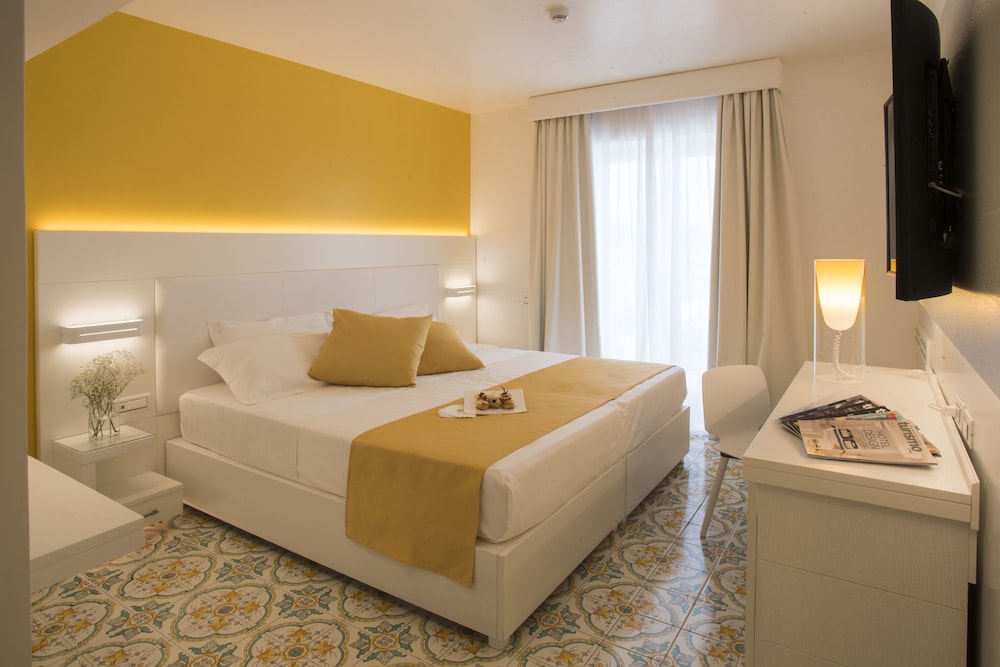 Lloyd's Baia Hotel 17/64