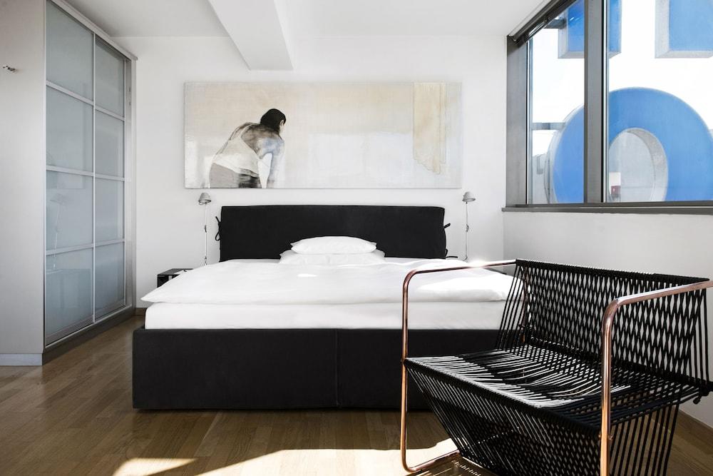 Medium, Standard, Single, King Bed