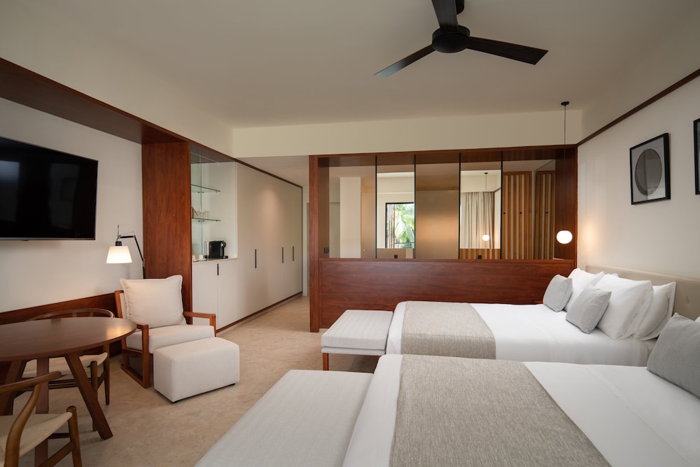 JUNIOR SUITE, DELUXE, 2 DOUBLE BEDS, POOL VIEW