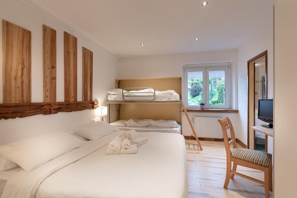 ROOM, QUADRUPLE
