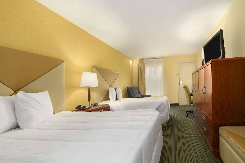 Days Inn By Wyndham Brunswick/St. Simons Area 8/19
