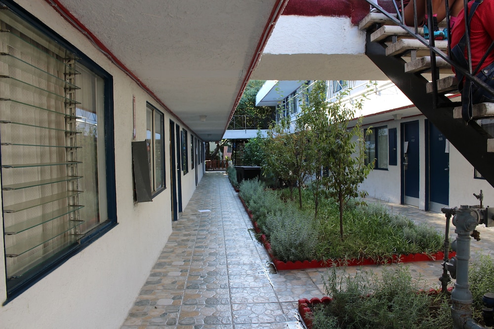 La Adventurer All Suite Hotel 24/27