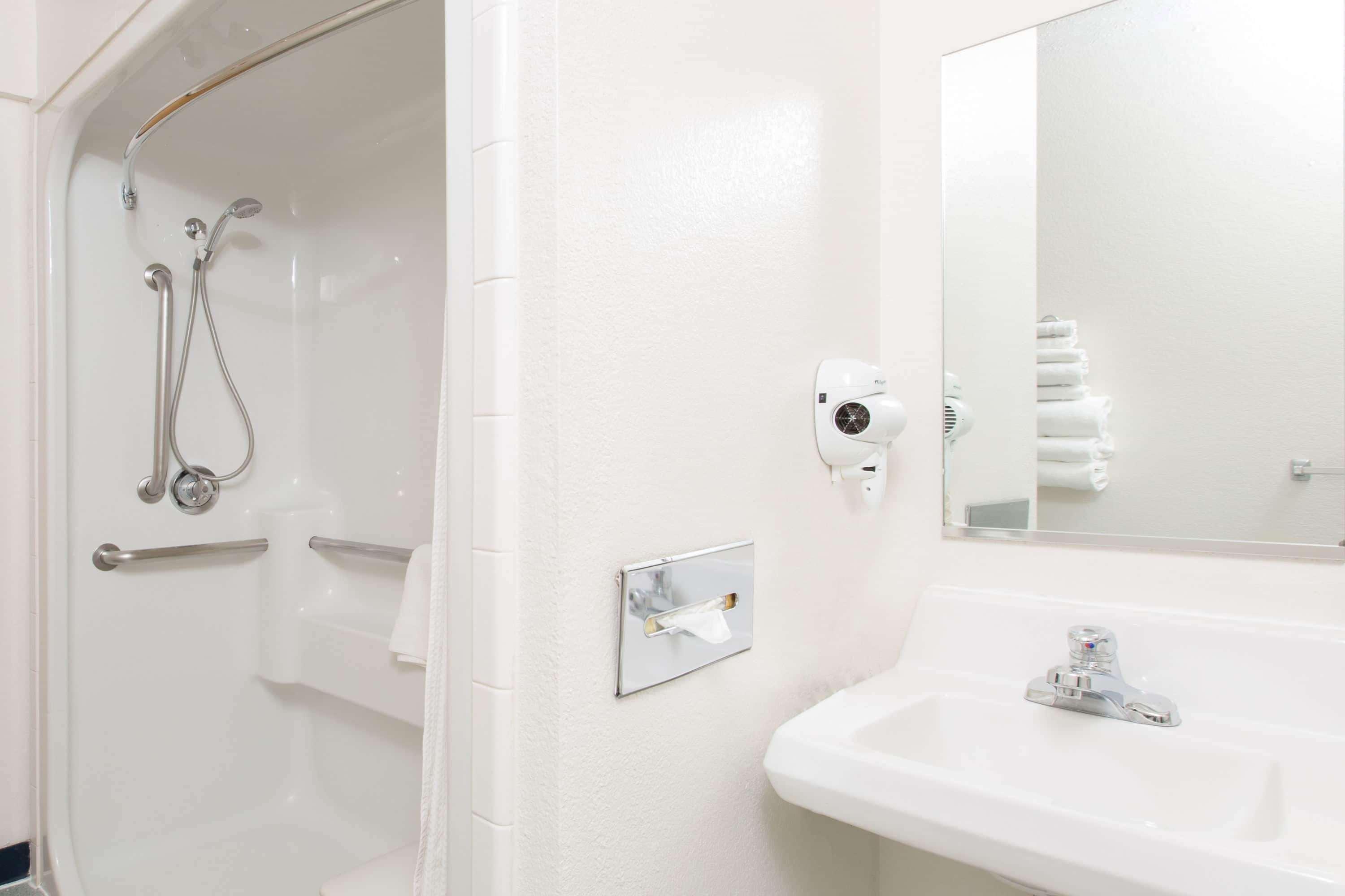 Baymont Inn & Suites by Wyndham Anchorage Airport 13/17