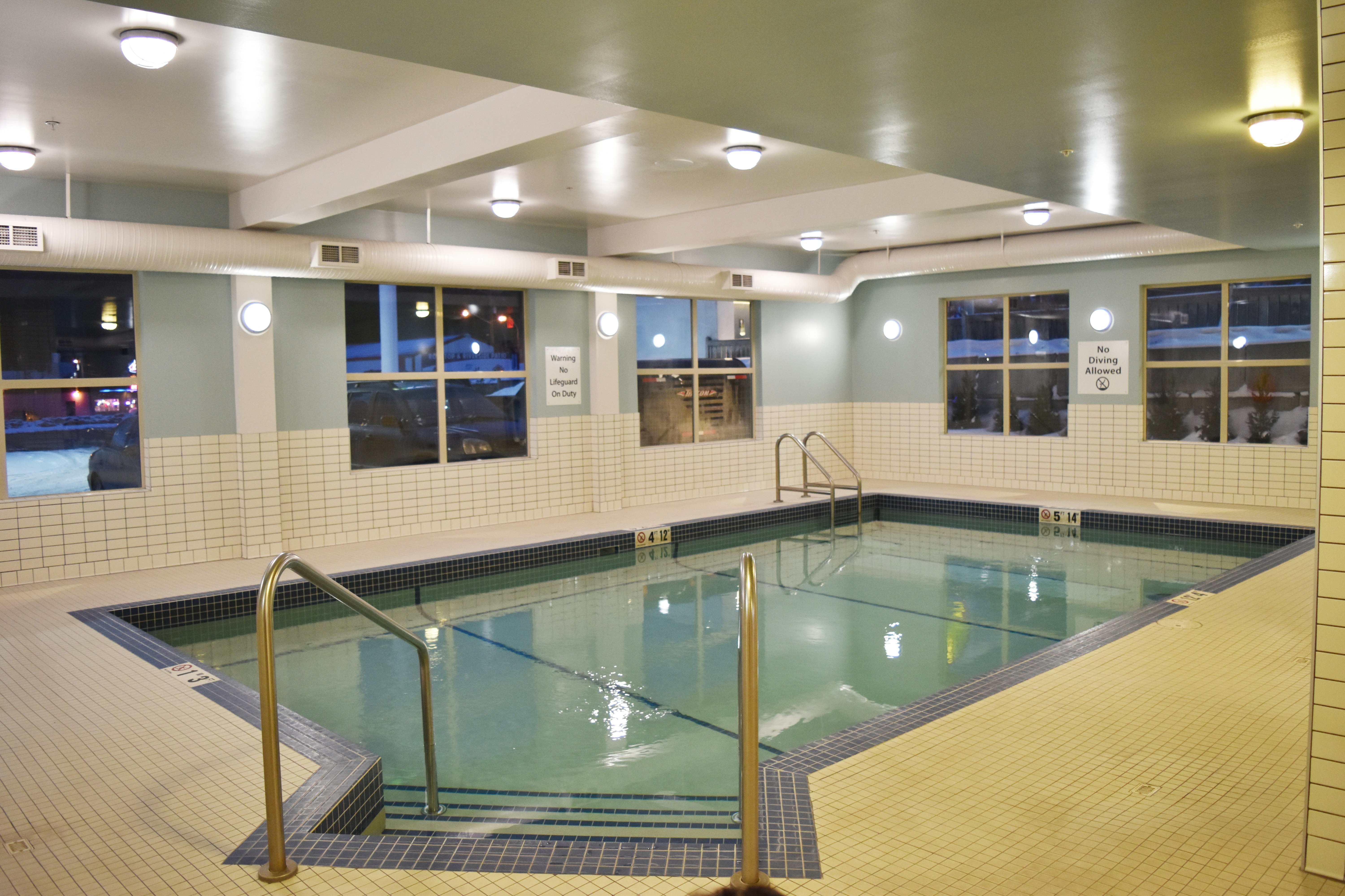 HOLIDAY INN EXPRESS GOLDEN KICKING HORSE 58/75