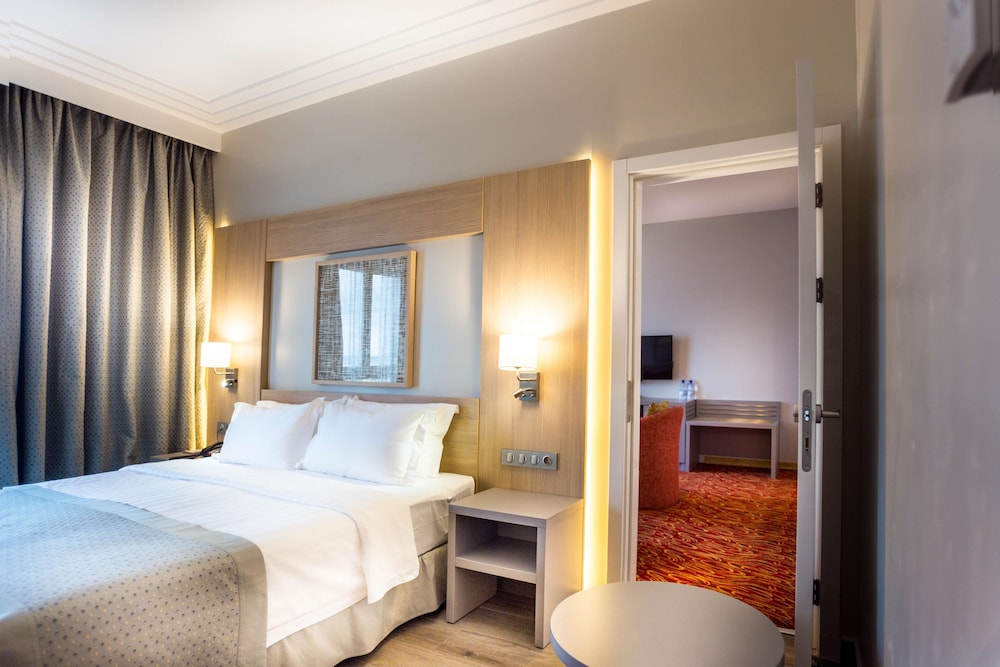 Golden Tulip Le Diplomate Cotonou 23/72