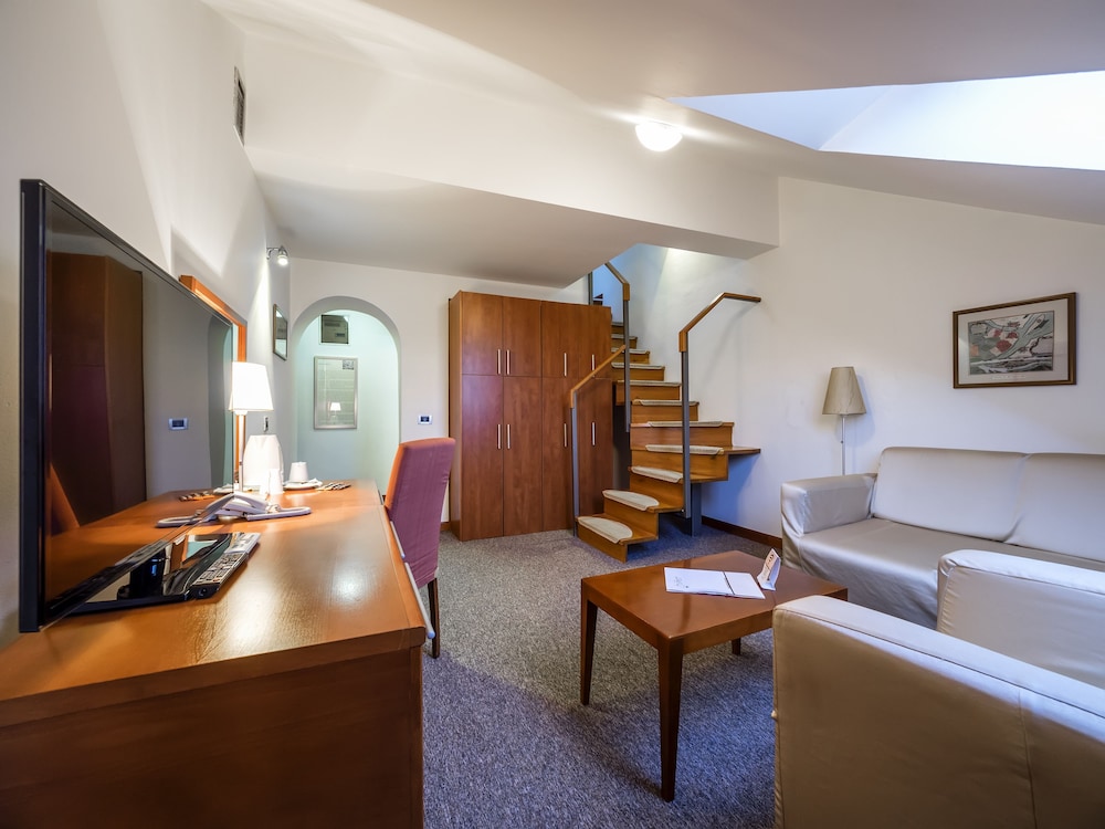 Le Petit Piaf Hotel 37/56