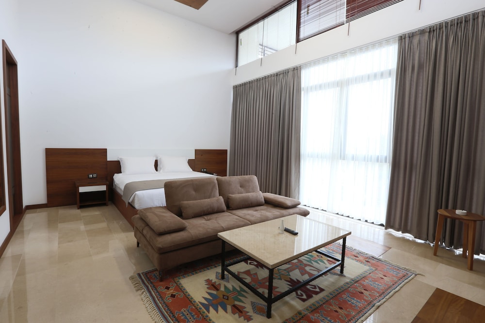 Carissa Hotel 17/35