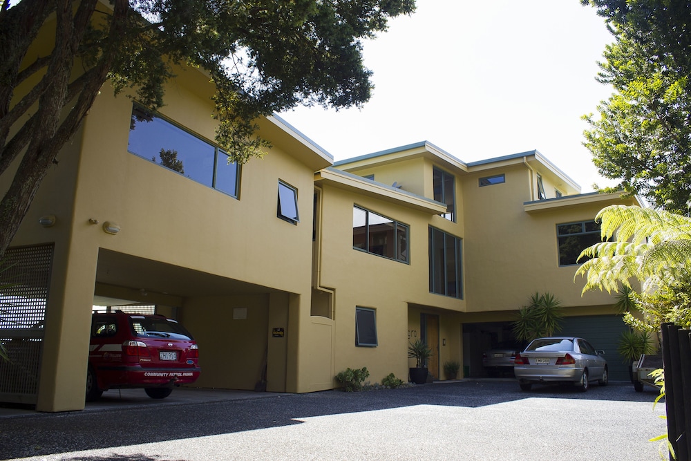 Allegra House 5/66
