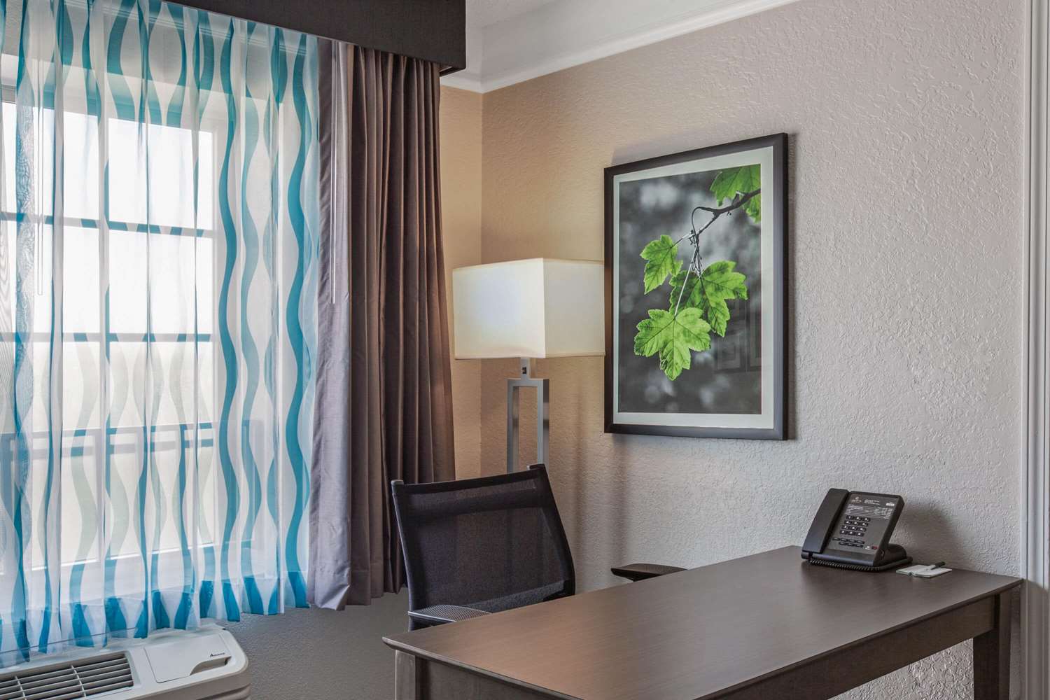 La Quinta Inn and Suites by Wyndham Miami Airport West 50/60