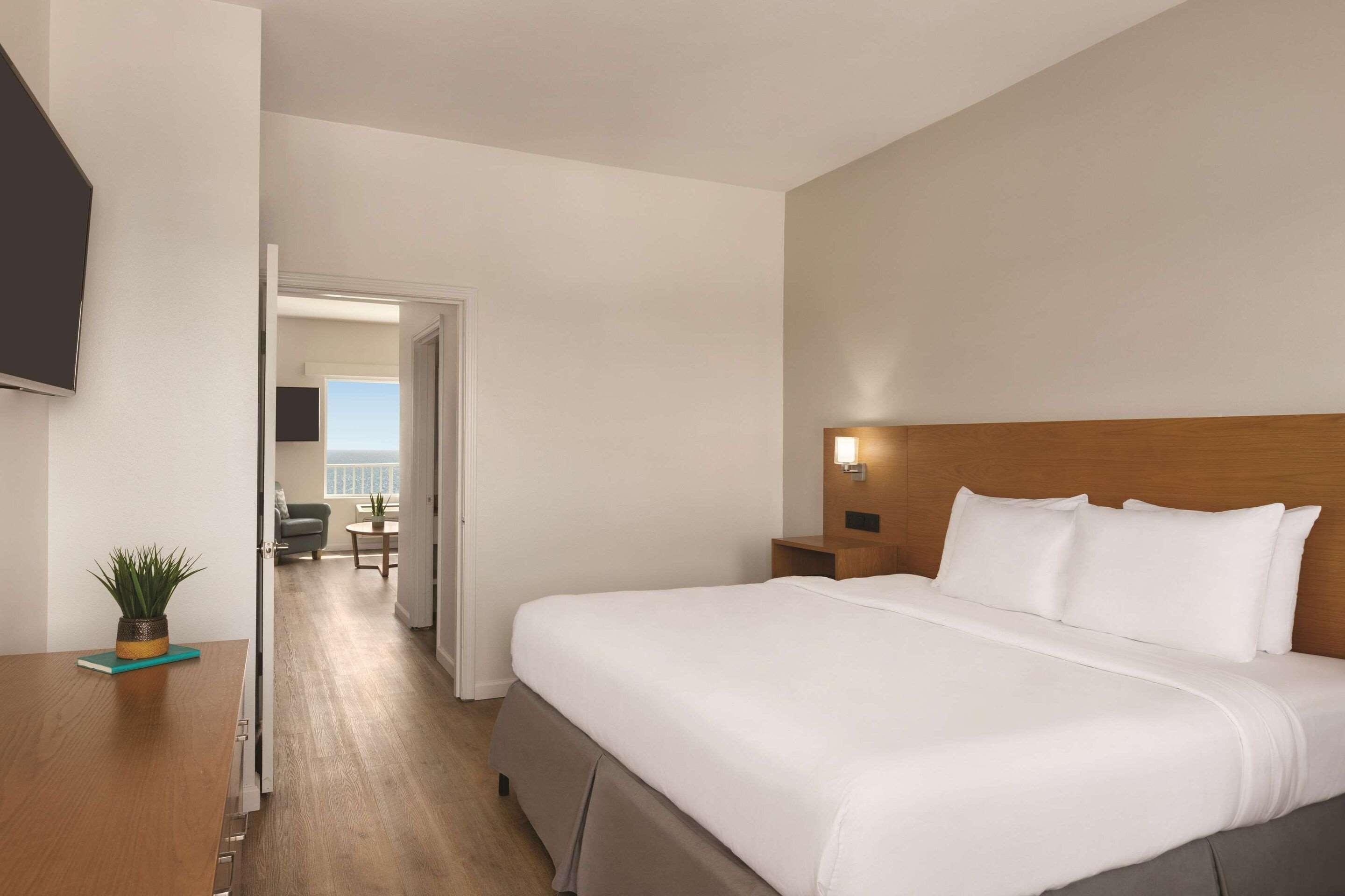 SUITE, KING BED