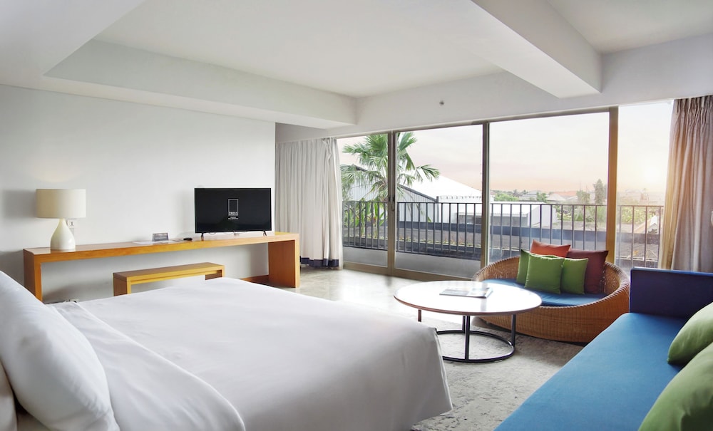 SUITE, CORNER