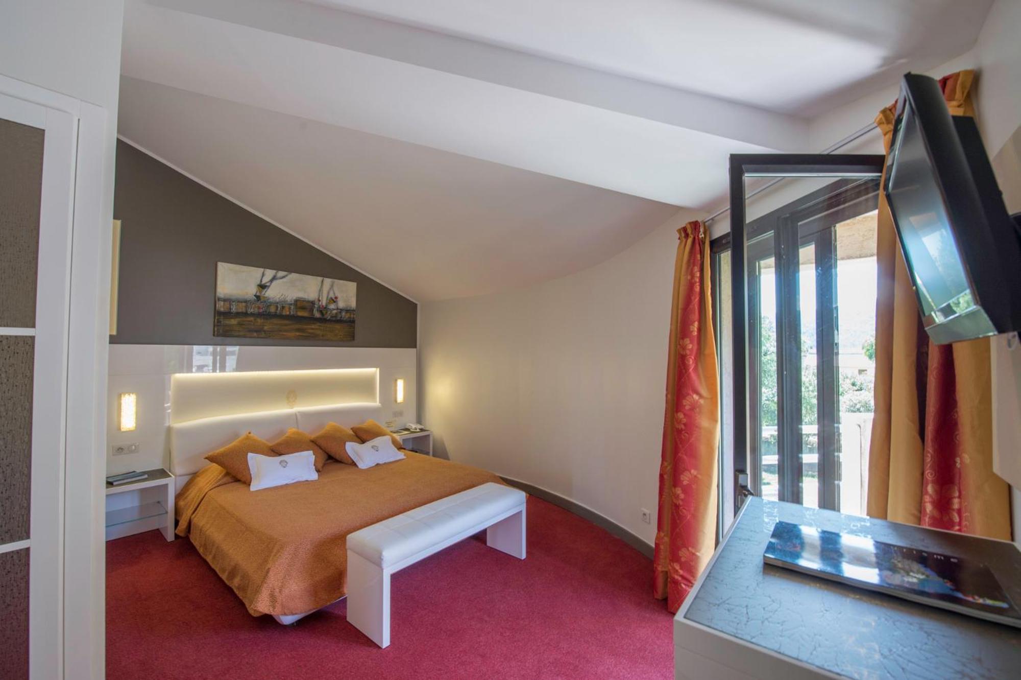 Deluxe, Suite, Queen Bed