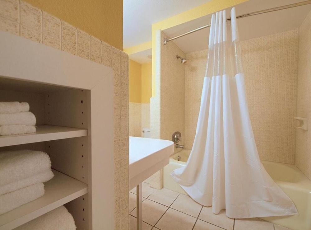 Tahitian Inn Spa 24/64