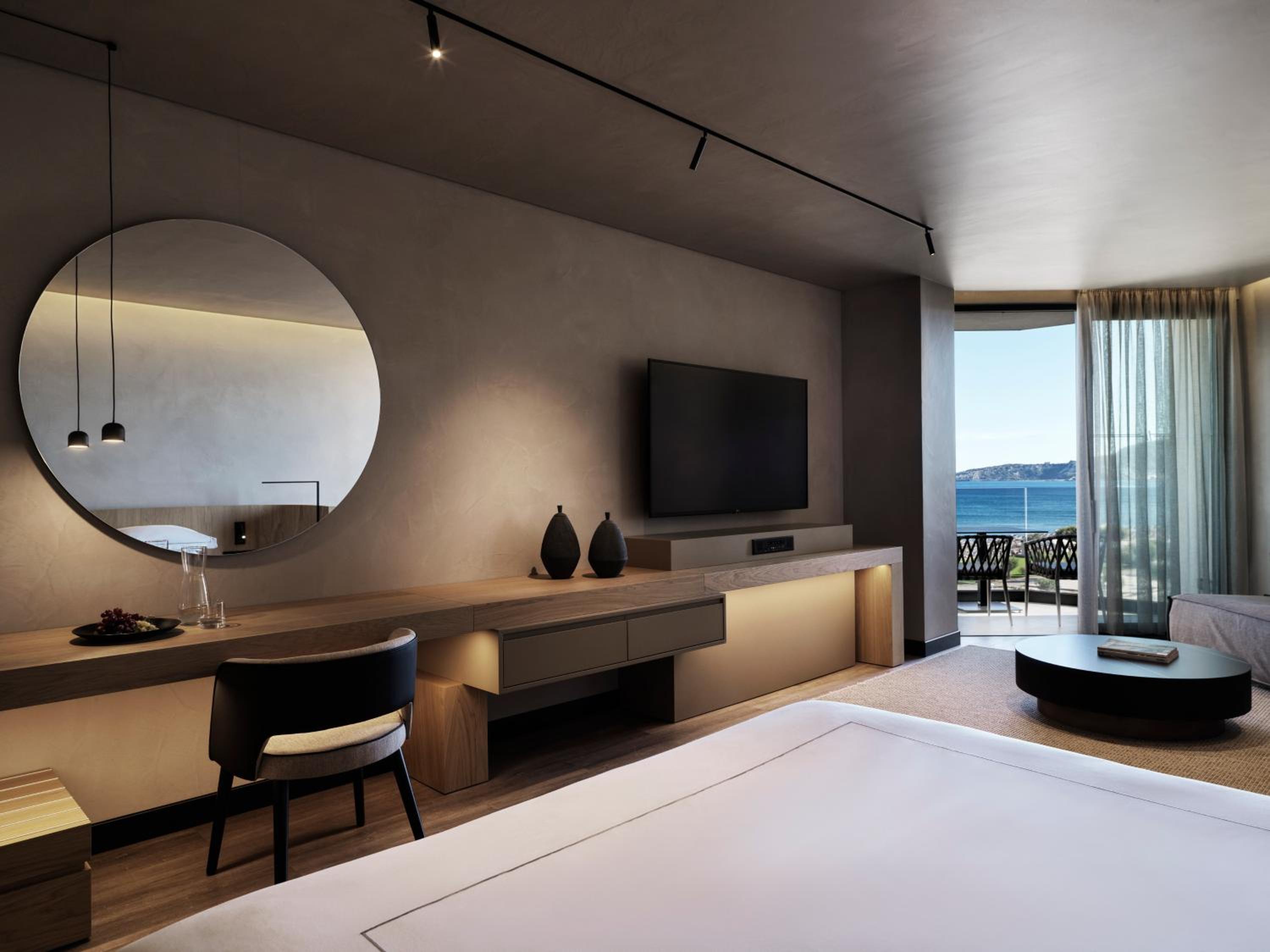 OPEN PLAN, SUITE, PARTIAL SEA VIEW