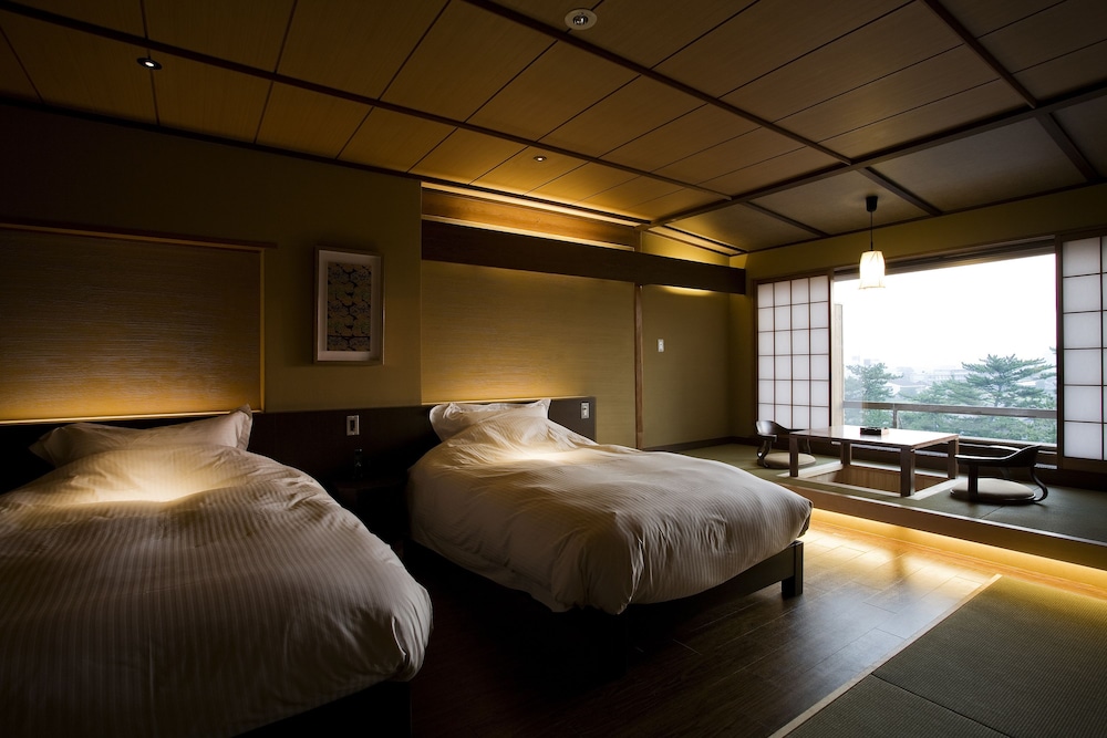 Twin Beds, Terrace