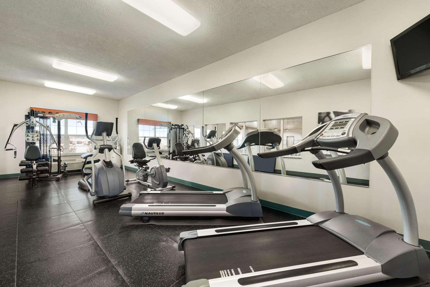 Country Inn & Suites by Radisson Kansas City at Village West KS 10/21