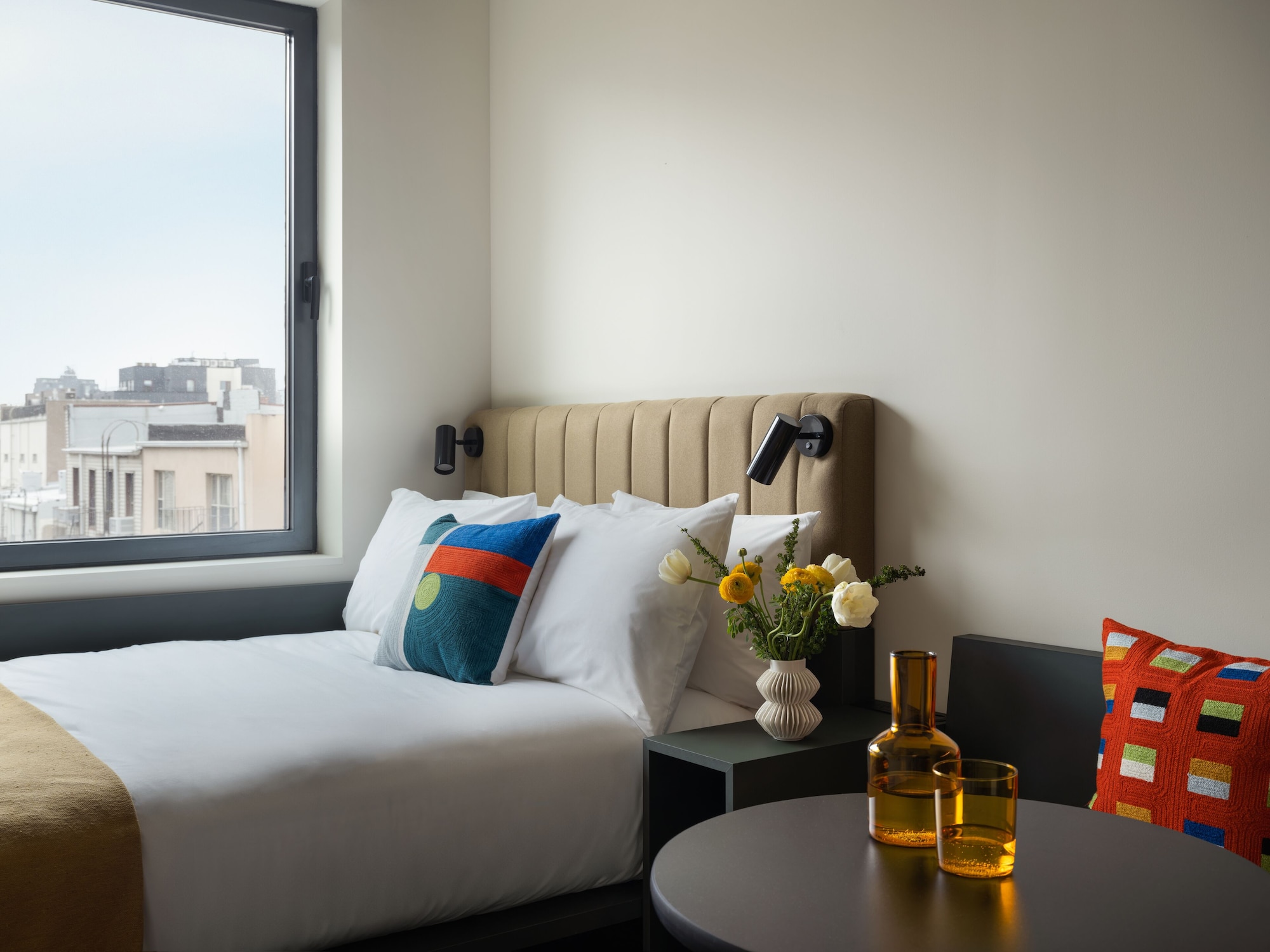 ROOM, QUEEN BED