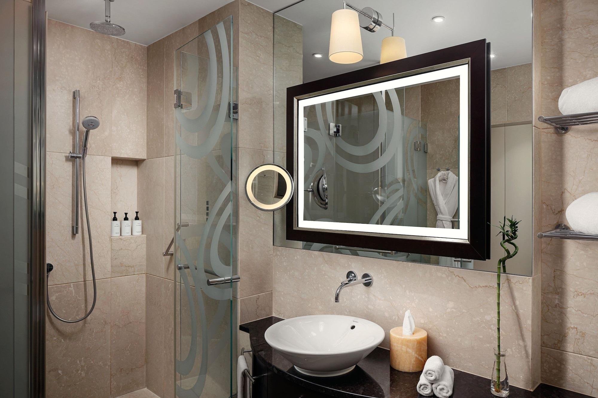 غرفة تنفيذية بسرير كينج، Grand Hotel River Park A Luxury Collection Hotel Bratislava 2/5