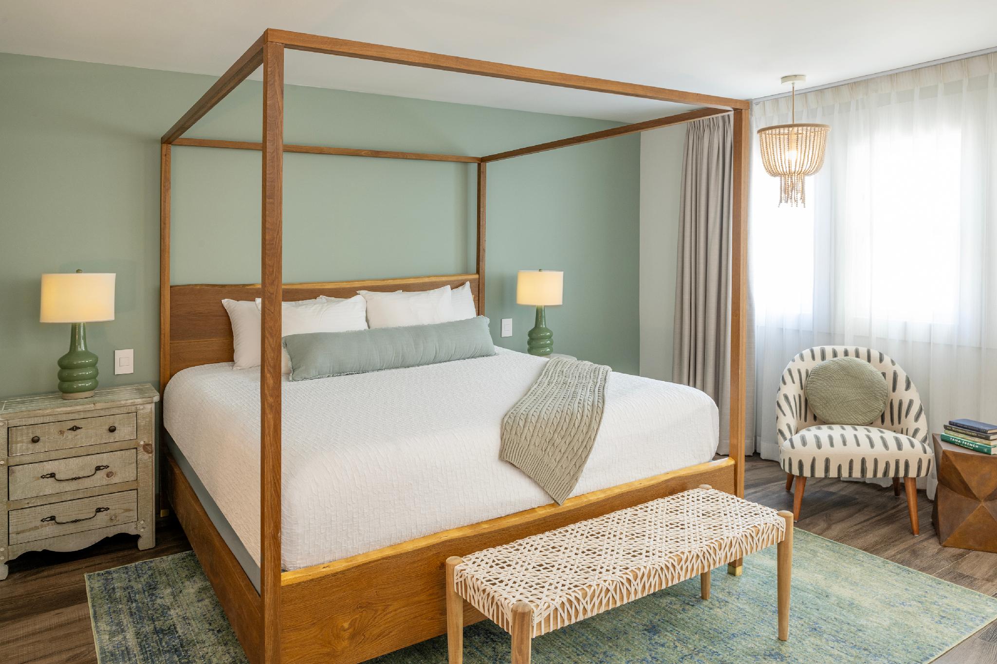 Courtyard, King Bed