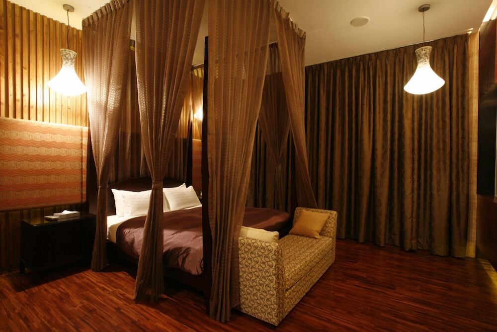 Chateau Motel 15/50