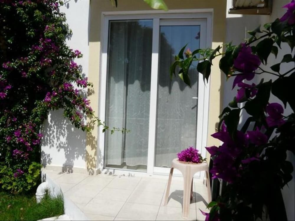 Viras Hotel 43/45