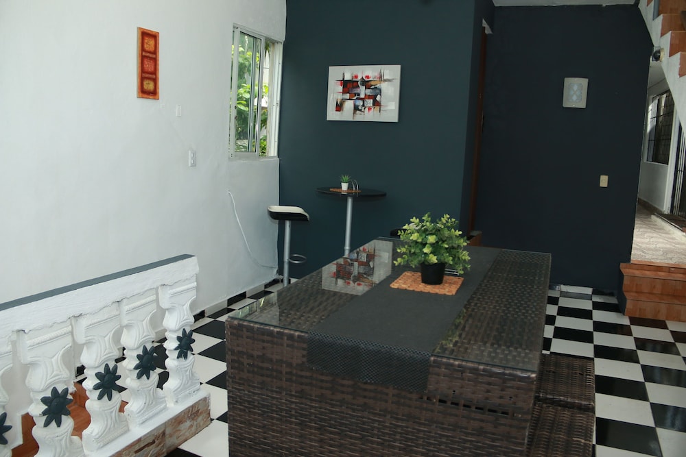 Aarony House Hotel 7/50