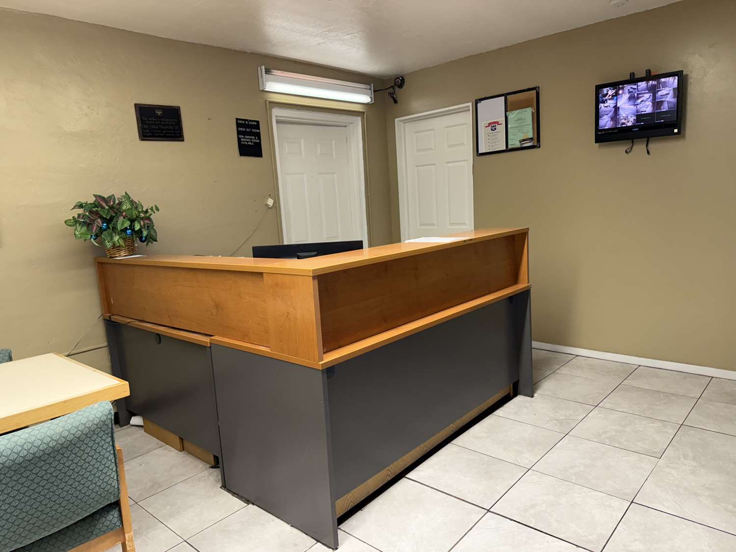 Americas Best Value Inn Wendover 1/4