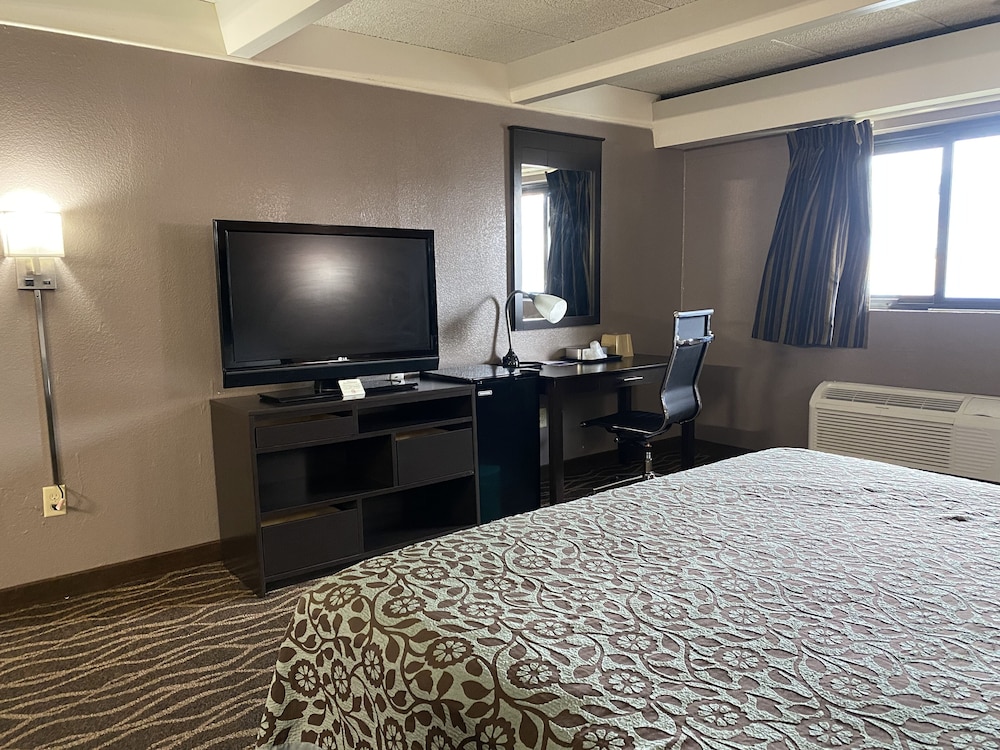 Economy Inn North Randall 27/49