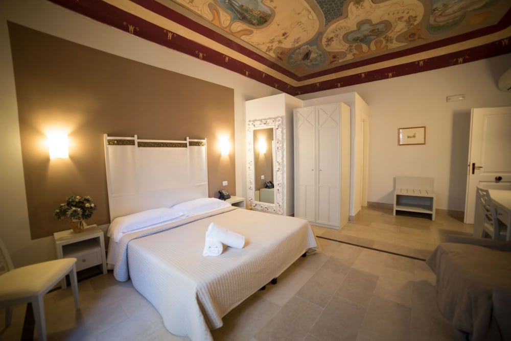 1 BEDROOM, JUNIOR