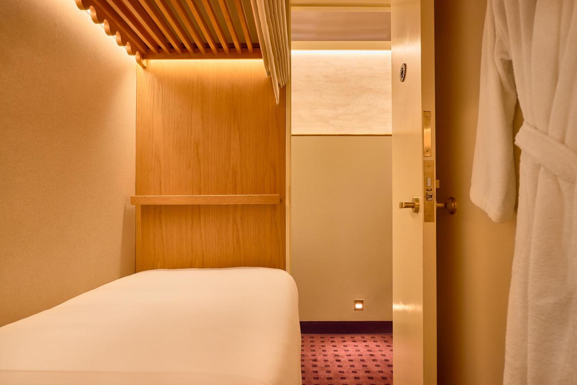 Cozy Sleeper, Cabin