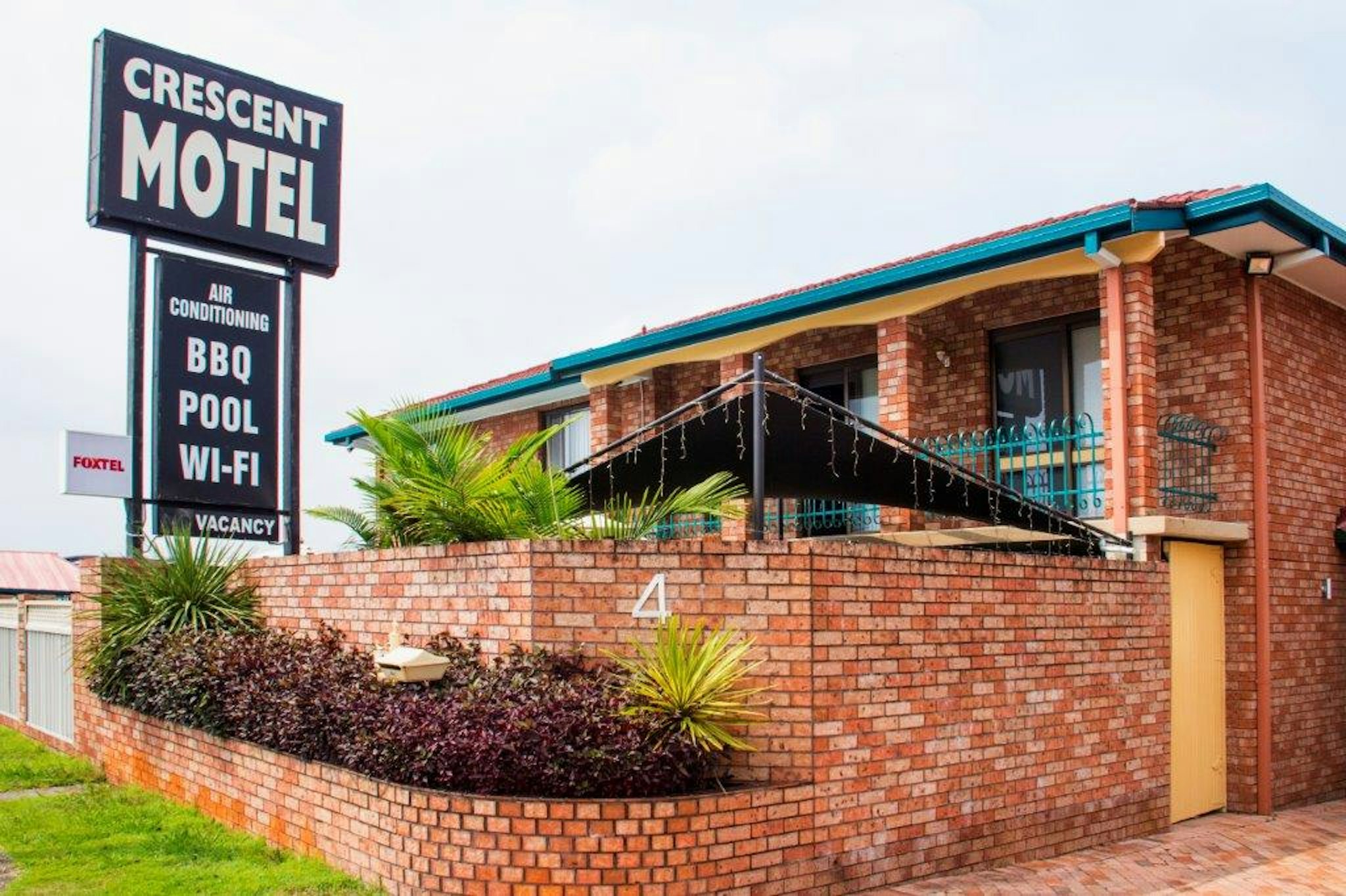 CRESCENT MOTEL 3/43