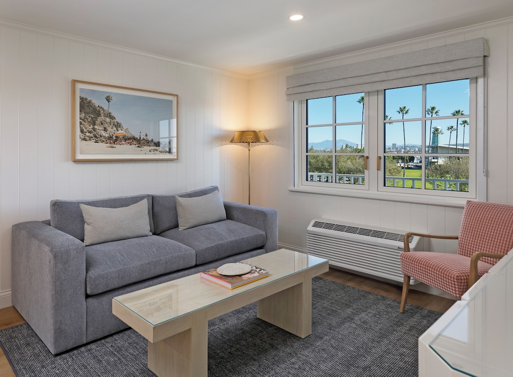 Bay Shores Peninsula Hotel 35/55