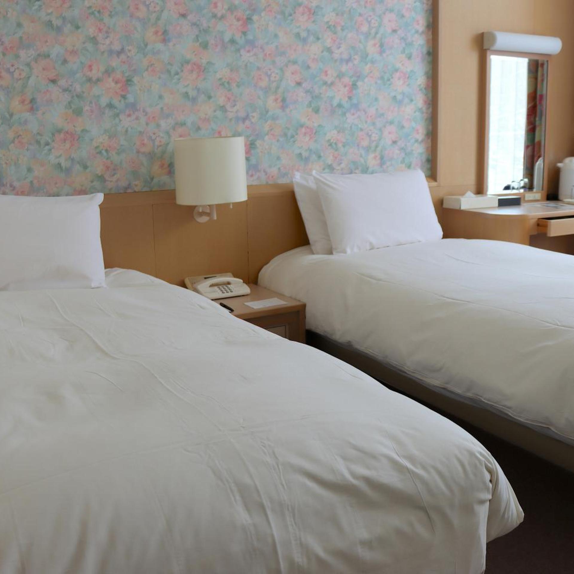 Twin Beds, West Wing