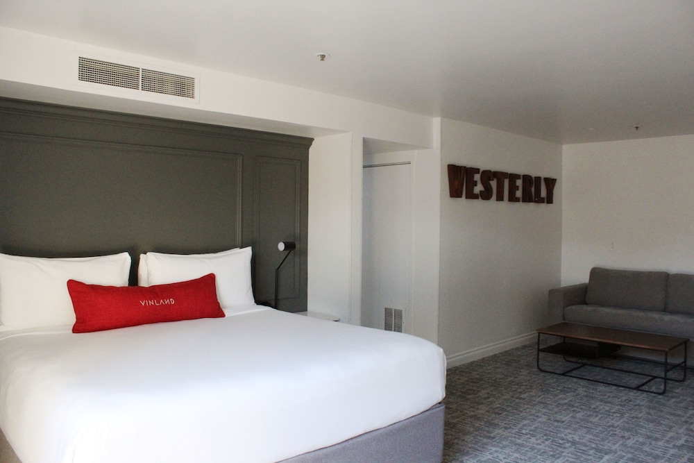 Vinland Hotel and Lounge 23/71