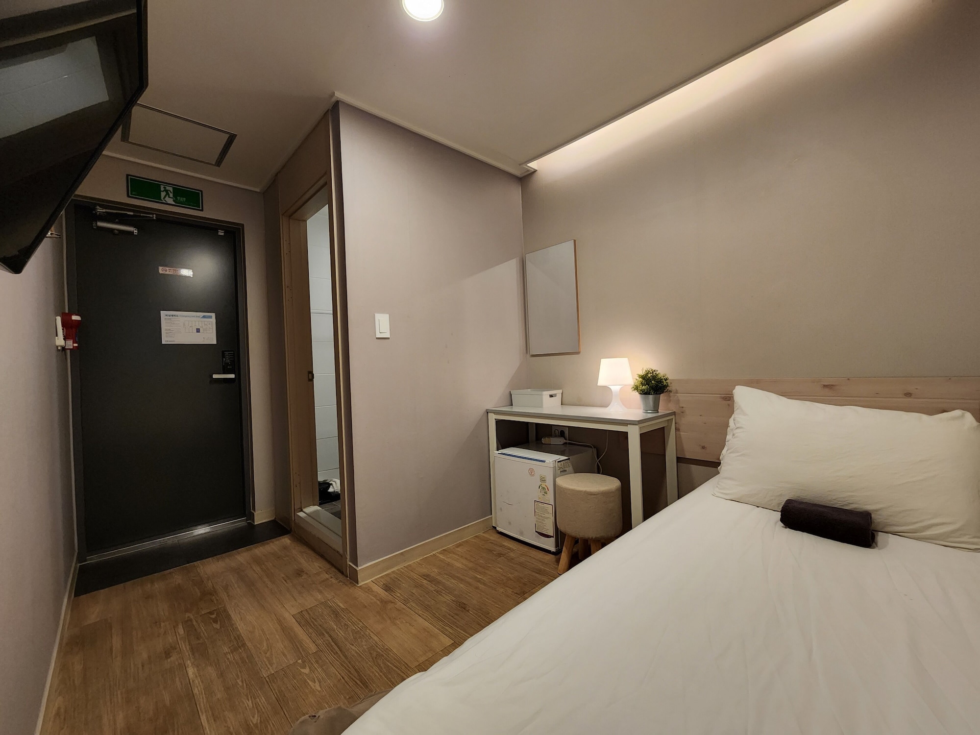 ROOM, SINGLE