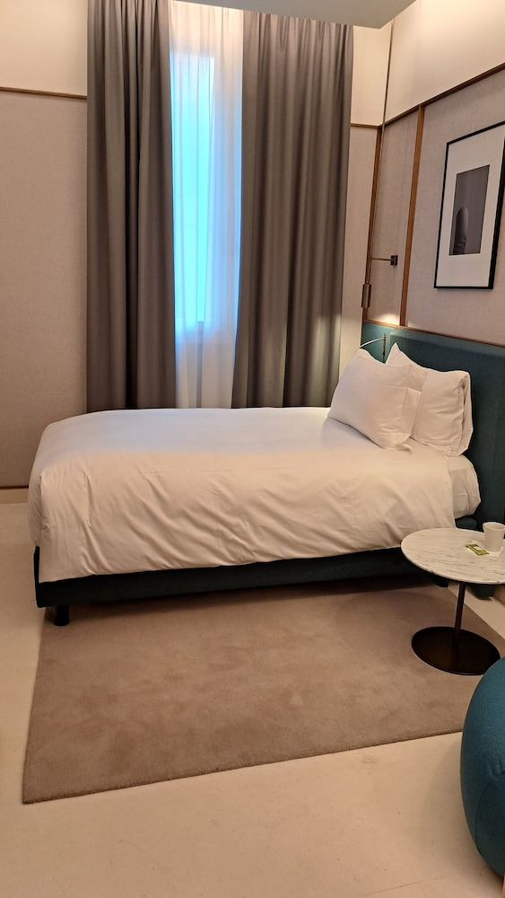 Deluxe, Single, Single Bed