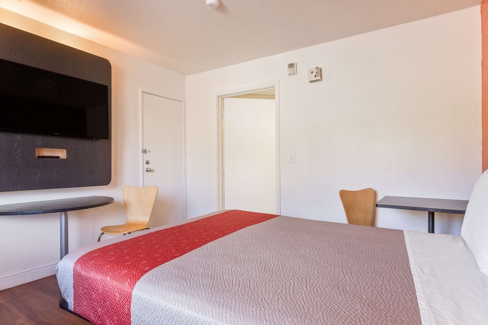 Motel6 Fremont, CA - South 24/57