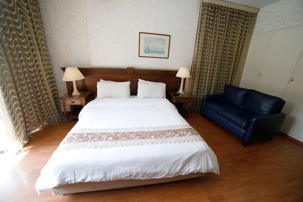 Holiday Home Suites 19/48