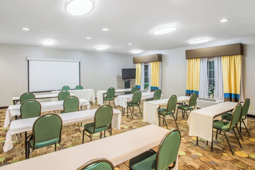 Holiday Inn Express Hotel And Suite Brattleboro Vt 38/47