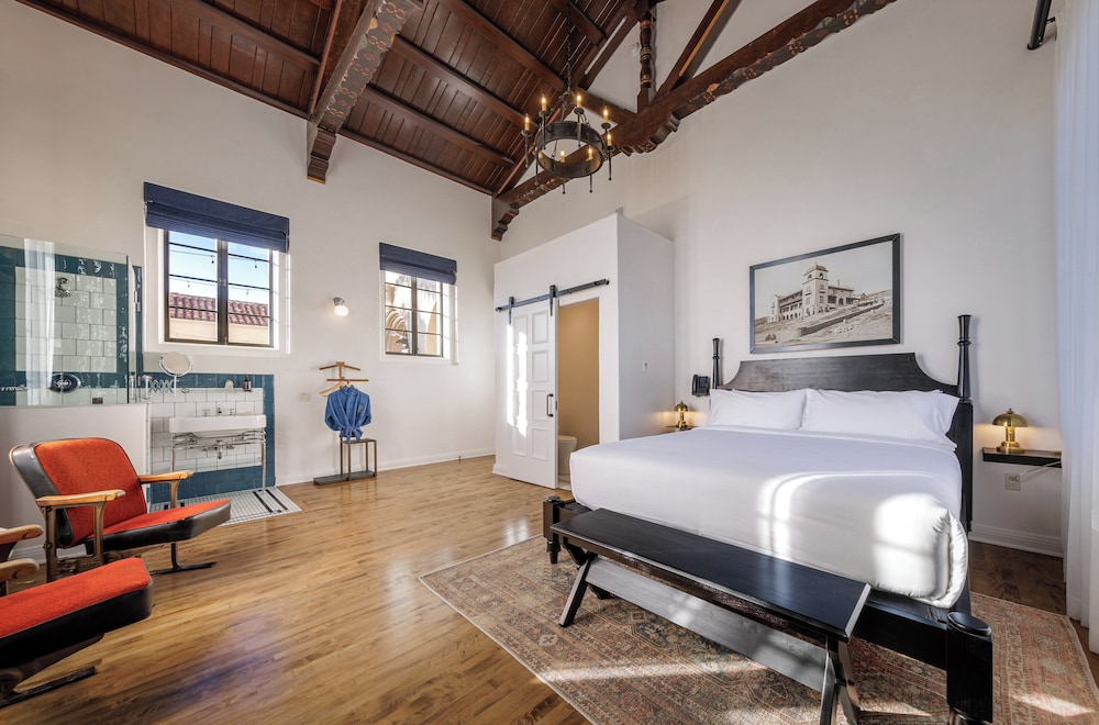 Landmark, King Bed
