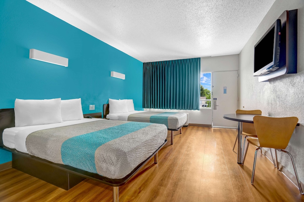 Motel6 Jacksonville, NC 25/50