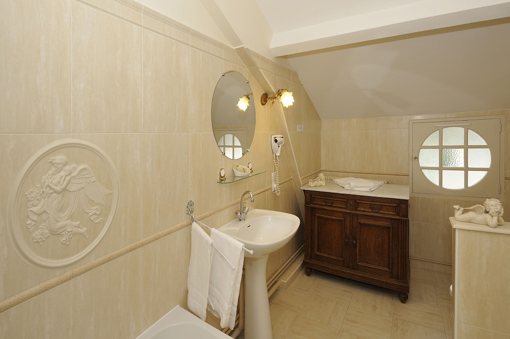 MANOIR DE LA GIRAUDIERE 40/42