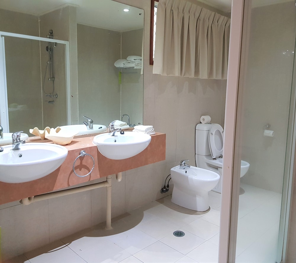 Madang Resort Hotel 50/50