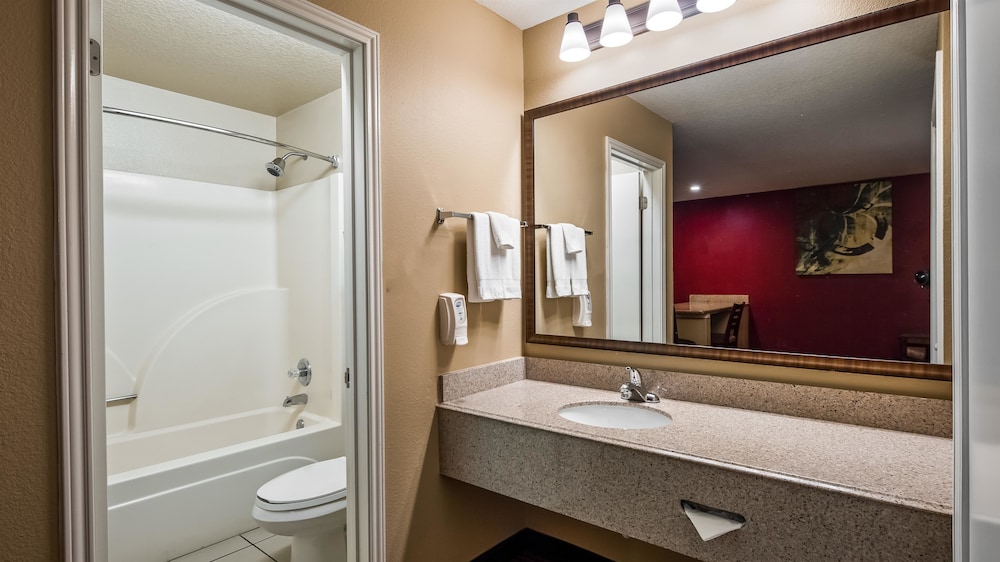 غرفة قياسية بسرير كينج، SureStay Plus by Best Western San Antonio Fiesta Inn 6/7