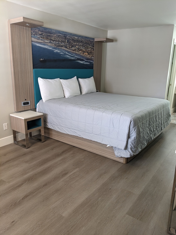 Super 8 by Wyndham Oceanside Downtown 16/50