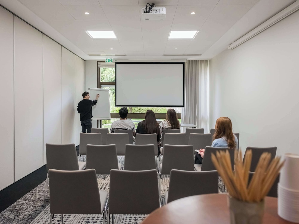 Mercure Caen Centre Port de Plaisance 66/75